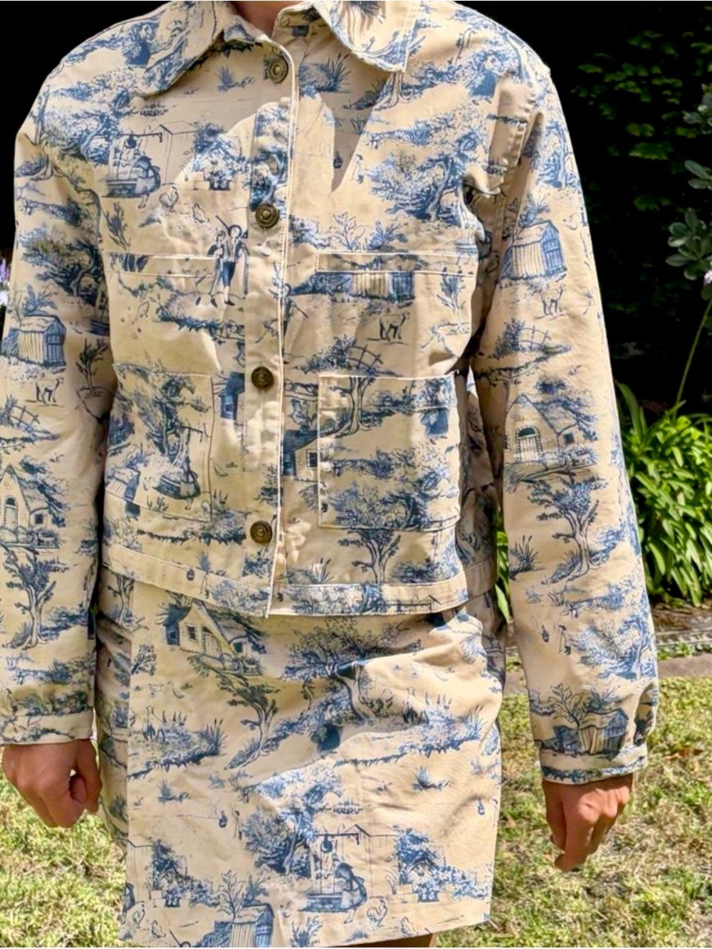 Sonderhaus Amelie blue and beige toile de jouy print jacket and shorts set